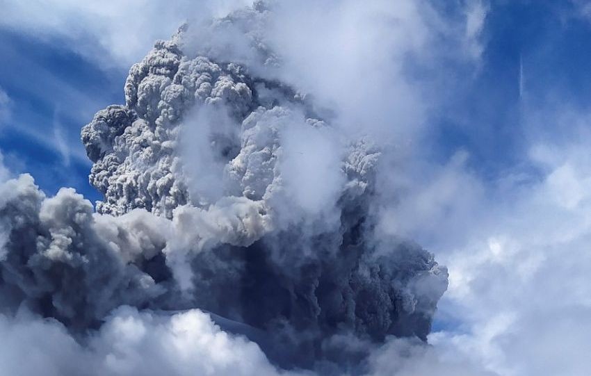 Mount Sinabung spews volcanic materials into the air as it erupts, in Karo, North Sumatra, Indonesia. (Image: Reuters)
